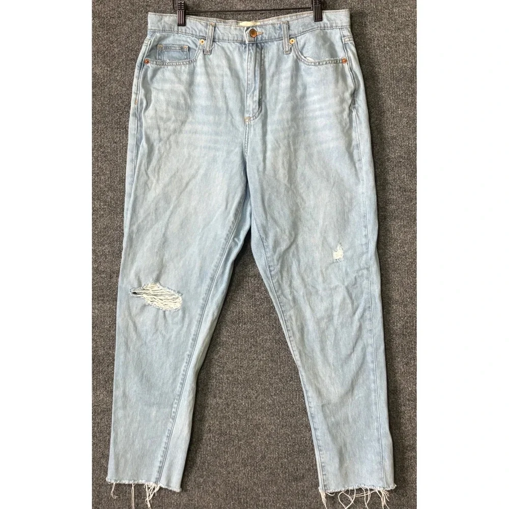 Universal Thread Womens Boyfriend Jeans Light Wash Distressed Raw Hem 6‎ 28R